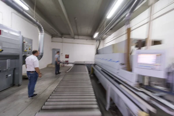 Trabalhadores Uma Fábrica Móveis Madeira — Fotografia de Stock