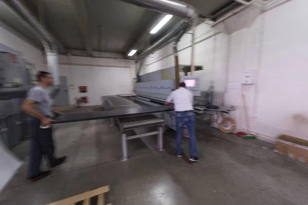 Trabalhadores Uma Fábrica Móveis Madeira — Fotografia de Stock