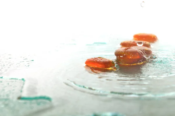 Geïsoleerde Natte Zen Stenen Met Spetterende Waterdruppels — Stockfoto