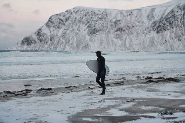 Арктический Серфер Отправляется Пляж После Серфинга — стоковое фото