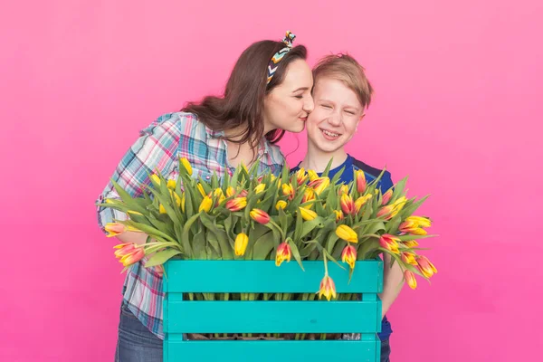Family Portrait Sister Teenager Brother Tulips Pink Background — Stock Photo, Image