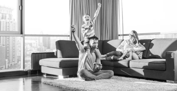 Happy Family Playing Video Game — Stock Photo, Image