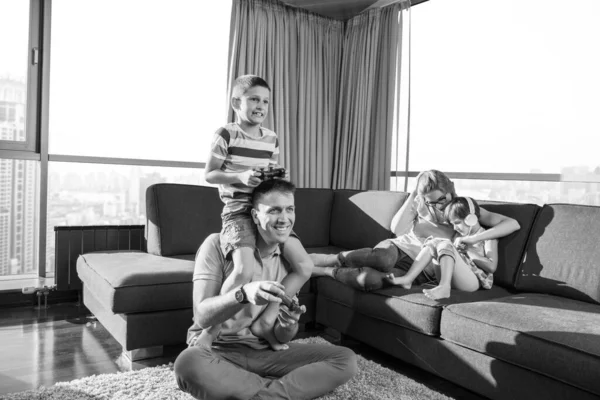 Lycklig Familj Spelar Ett Spel — Stockfoto
