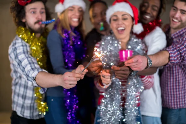 Grupo Multiétnico Pessoas Negócios Casuais Iluminando Sparkler — Fotografia de Stock