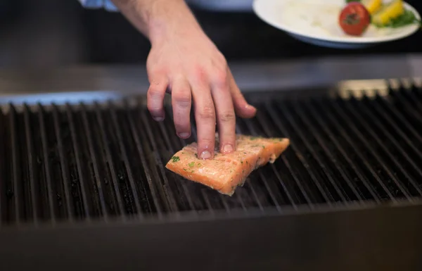 Chef Hands Cooking Grilled Salmon Fish — Foto de Stock