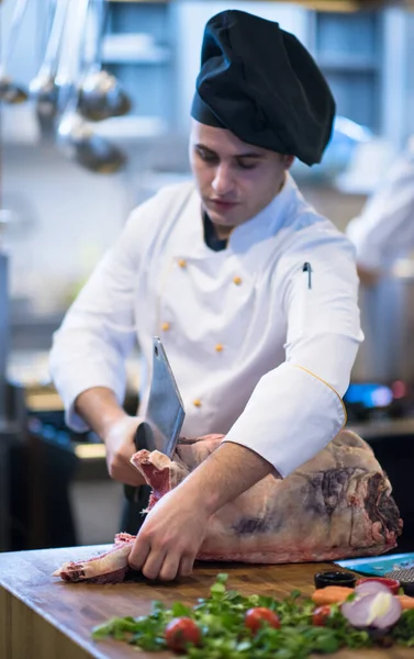 Chef Corte Gran Pedazo Carne Res —  Fotos de Stock
