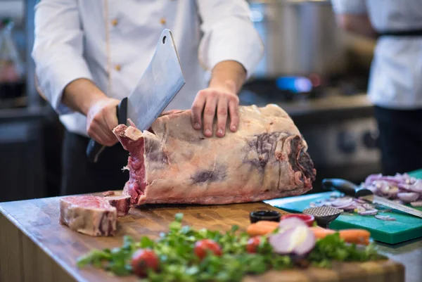 Chef Corte Gran Pedazo Carne Res — Foto de Stock