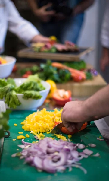 Chef Mãos Cortando Legumes Frescos Deliciosos — Fotografia de Stock