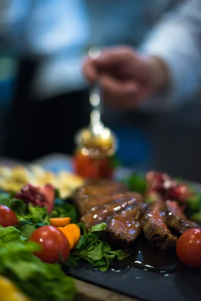 Chef Hand Finishing Steak Meat Plate — Stock Photo, Image
