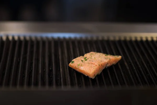 鲑鱼圆角在烤架上烹饪 — 图库照片