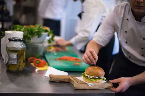 Chef Finishing Burger Restaurant Kitchen — Stock Photo, Image