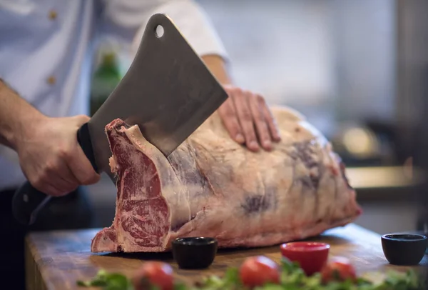 厨师切大块牛肉 — 图库照片