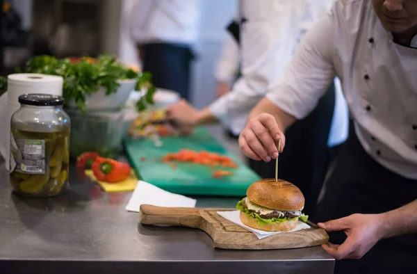 Koch Beendet Burger Restaurantküche — Stockfoto
