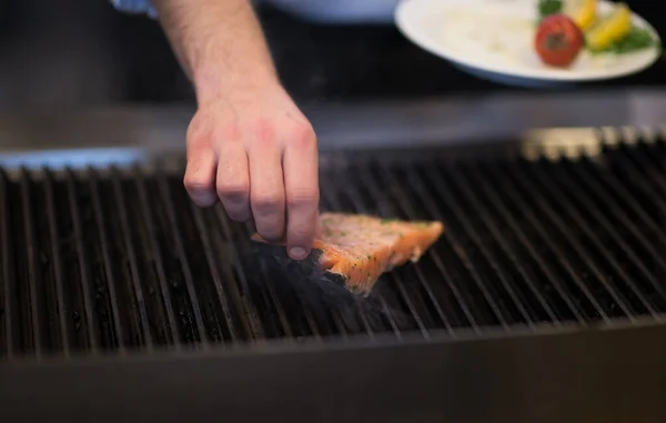 Chef Hands Cooking Grilled Salmon Fish — Zdjęcie stockowe