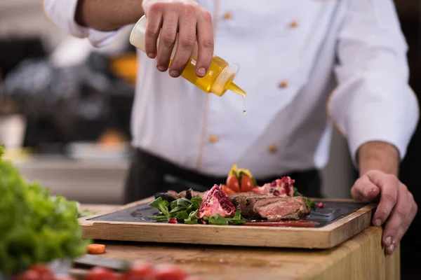 Chef Acabamento Prato Carne Bife — Fotografia de Stock