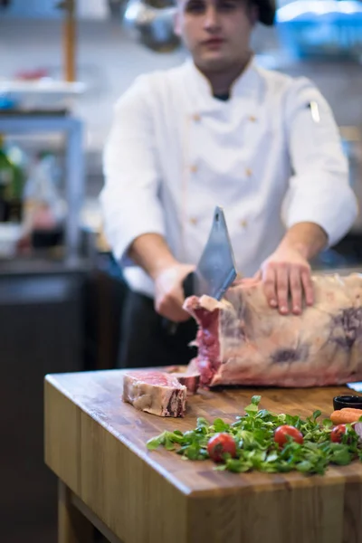 Chef Corte Gran Pedazo Carne Res — Foto de Stock