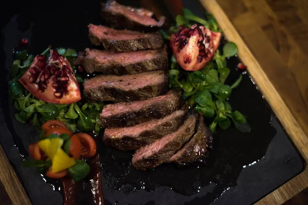 Sappige Plakjes Gegrilde Steak Houten Bord — Stockfoto