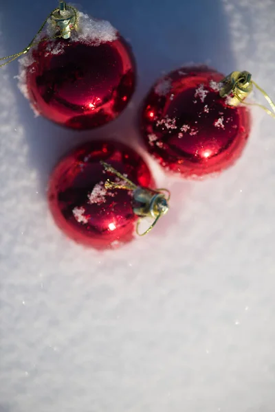 Röda Julbollar Nysnö Vintersemester Conept — Stockfoto