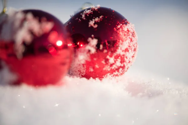 新鲜雪地里的红色圣诞球 寒假照常 — 图库照片