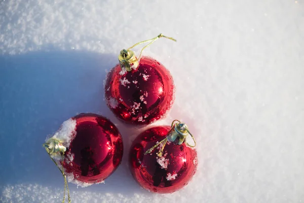 Rode Kerstballen Verse Sneeuw Wintervakantie Conept — Stockfoto