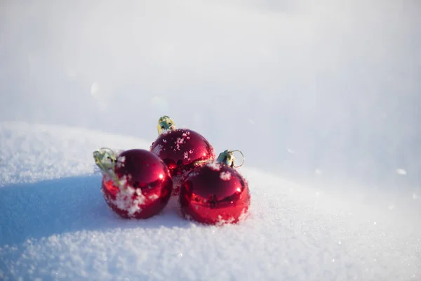 新鮮な雪の中で赤いクリスマスボール 冬休みの概念 — ストック写真