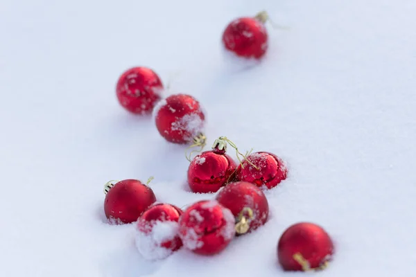Κόκκινα Χριστούγεννα Μπάλες Φρέσκο Χιόνι — Φωτογραφία Αρχείου