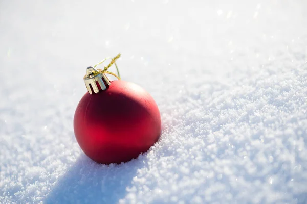 Κόκκινη Χριστουγεννιάτικη Μπάλα Φρέσκο Χιόνι Έννοια Χειμερινών Διακοπών — Φωτογραφία Αρχείου