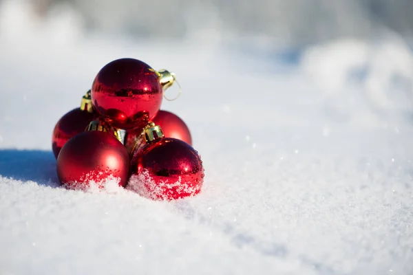 Czerwone Świąteczne Kulki Świeżym Śniegu Wakacje Zimowe — Zdjęcie stockowe