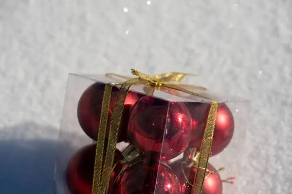 Weihnachtskugel Karton Auf Neuschnee — Stockfoto