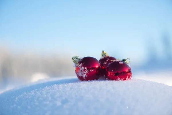 Rode Kerstballen Verse Sneeuw Wintervakantie Conept — Stockfoto