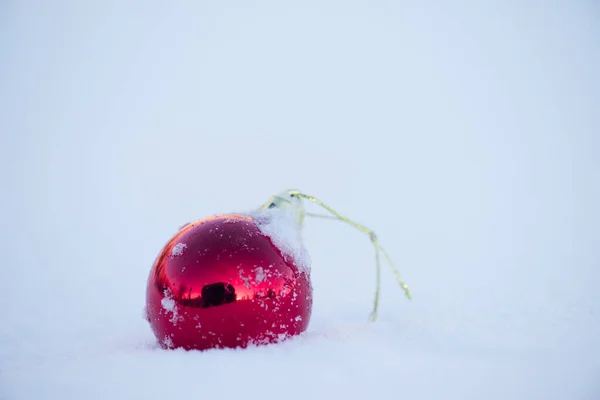Boule Noël Rouge Dans Neige Fraîche Concept Vacances Hiver — Photo