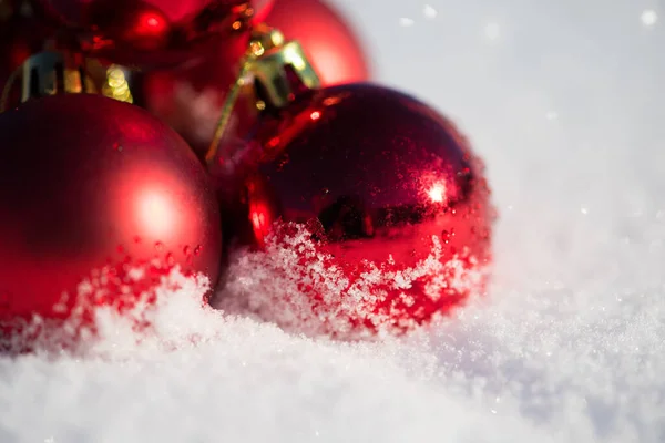Taze Karda Kırmızı Noel Topları Kış Tatili Uygun — Stok fotoğraf