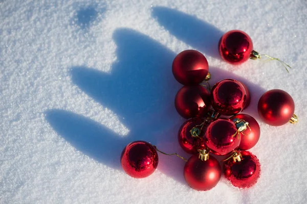Κόκκινες Χριστουγεννιάτικες Μπάλες Φρέσκο Χιόνι Χειμερινές Διακοπές — Φωτογραφία Αρχείου