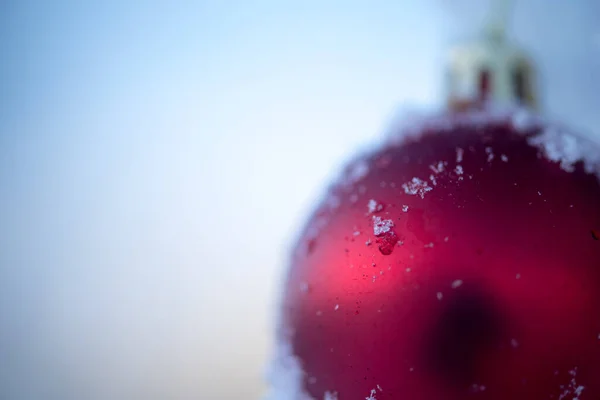 Arka Planda Fotokopi Alanı Olan Kırmızı Bir Noel Topu — Stok fotoğraf