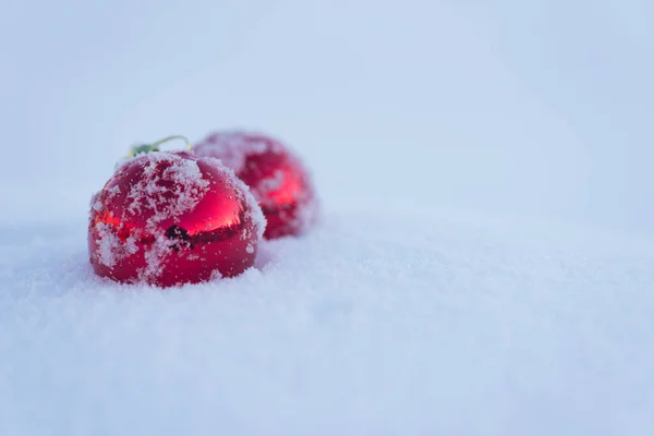 Червоні Різдвяні Кульки Свіжому Снігу Зимові Канікули Закриті — стокове фото