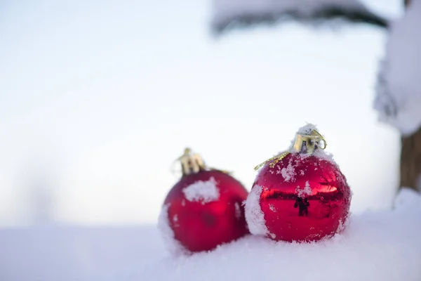 Праздничный Красный Шар Снежном Фоне Копировальным Пространством — стоковое фото