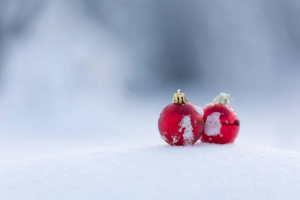 Červené Vánoční Koule Čerstvém Sněhu — Stock fotografie