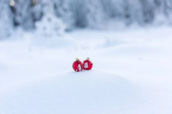 Boules Noël Rouges Dans Neige Fraîche — Photo