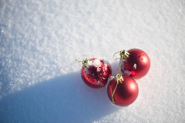 Röda Julbollar Nysnö Vintersemester Conept — Stockfoto