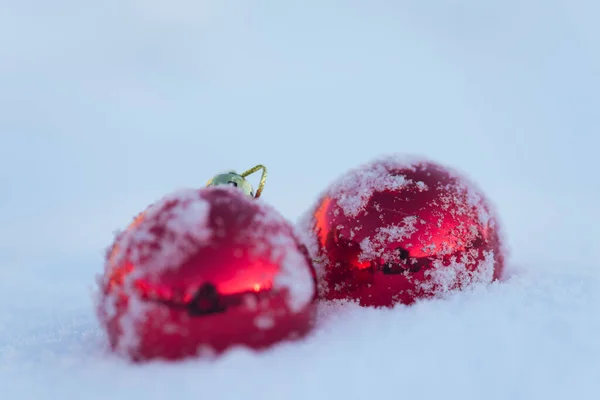 Červené Vánoční Koule Čerstvém Sněhu Zimní Prázdniny Conept — Stock fotografie
