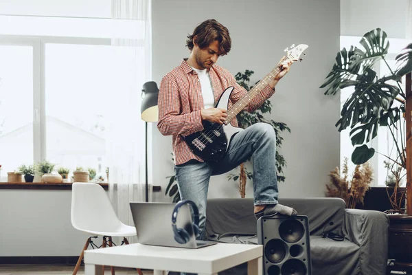 Muž Hraje Elektrickou Kytaru Nahrává Hudbu Notebooku — Stock fotografie