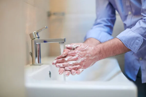 Coronavírus Masculino Lavar Mãos Banheiro — Fotografia de Stock
