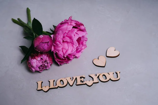 Piękne Różowe Piwonie Napis Kocham Cię Walentynki Kartka Życzeniami — Zdjęcie stockowe