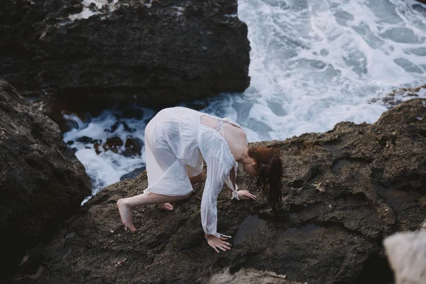 Женщина Взбирается Скалистые Скалы Океана — стоковое фото