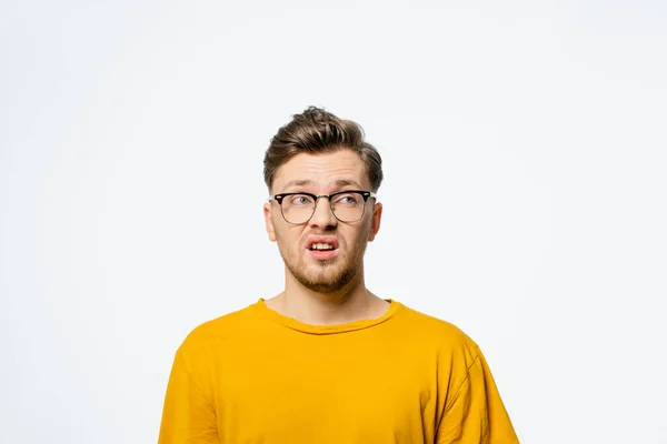Stilig Ung Man Glasögon Chockad Med Överraskande Uttryck Rädsla Och — Stockfoto