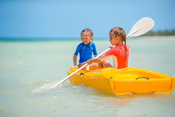 Niñas Adorables Disfrutando Kayak Kayak Amarillo — Foto de Stock