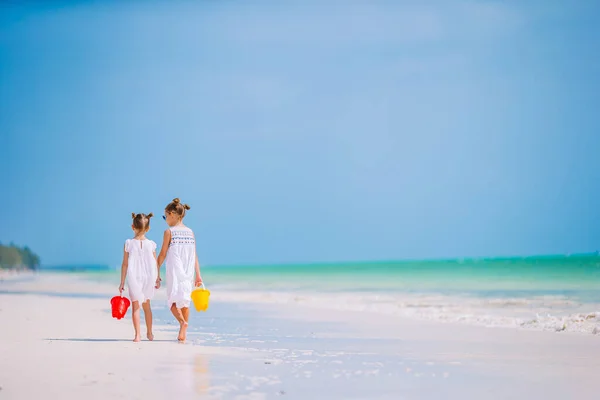 小快乐有趣的女孩们在热带海滩玩得很开心 阳光灿烂 大海中下着雨 — 图库照片