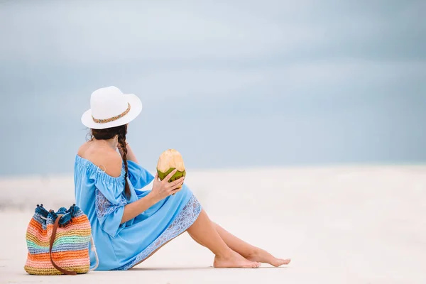 躺在海滩上享受暑假的女人望着大海 — 图库照片