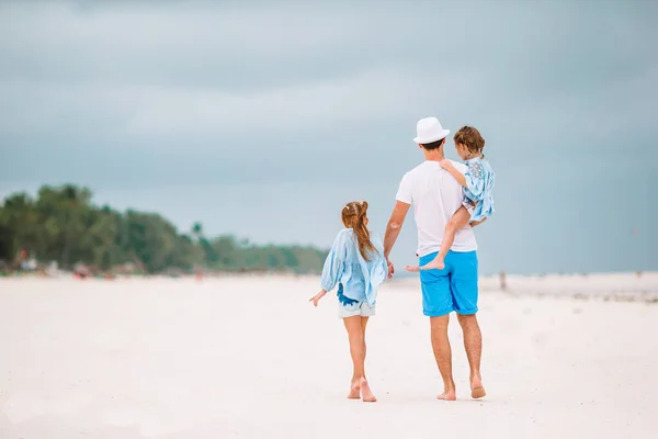 爸爸和孩子们在白沙滩上幸福而美丽的家庭 — 图库照片