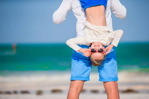Niña Papá Feliz Divirtiéndose Durante Las Vacaciones Playa —  Fotos de Stock